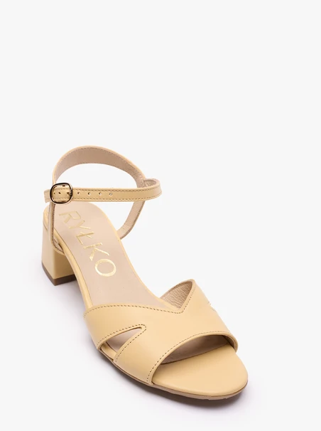 Leuchtend gelbe hochhackige Sandalen