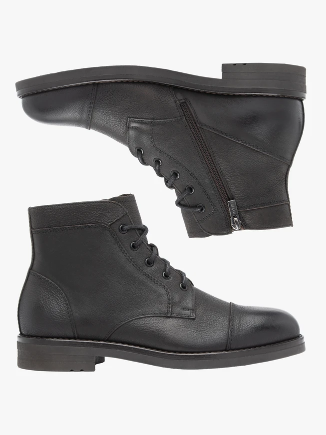 Dunkelbraune isolierte Stiefel