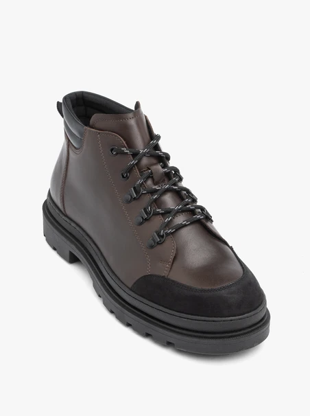 Dunkelbraune Stiefel im Trekking-Stil