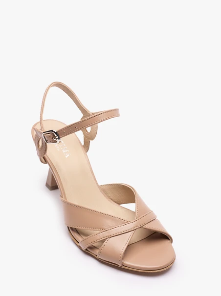 Beigefarbene hochhackige Sandalen