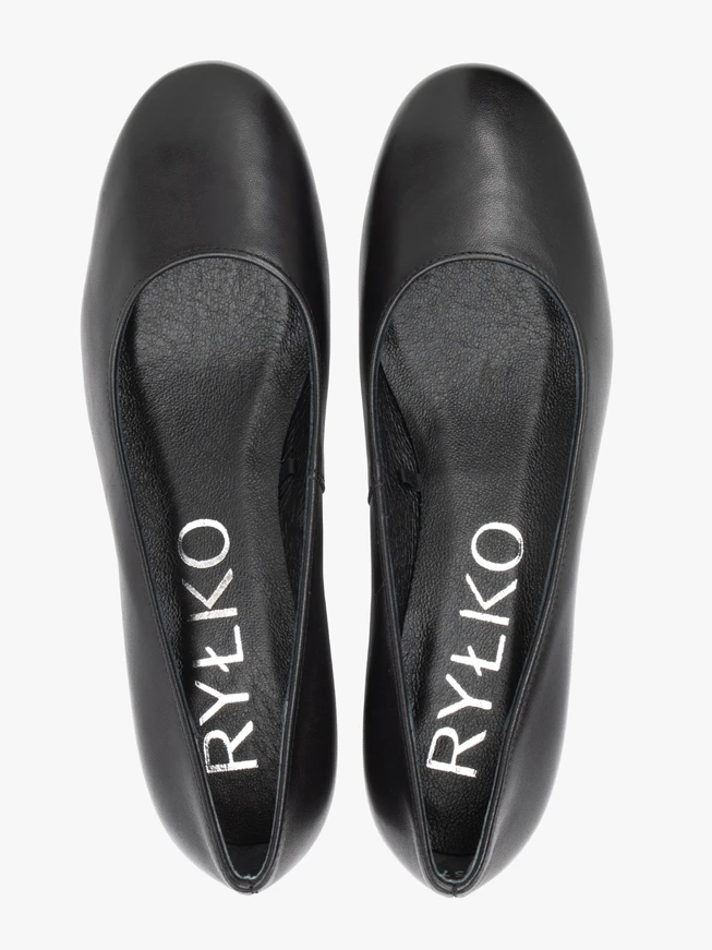 Schwarze Pumps mit ausgestelltem Absatz