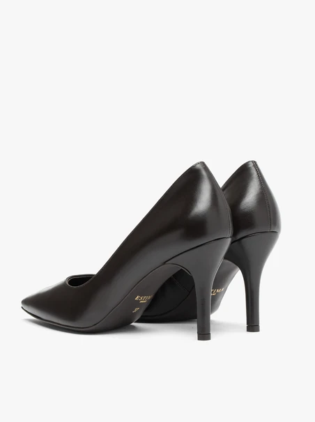 Dunkelbraune Pumps aus genarbtem Leder