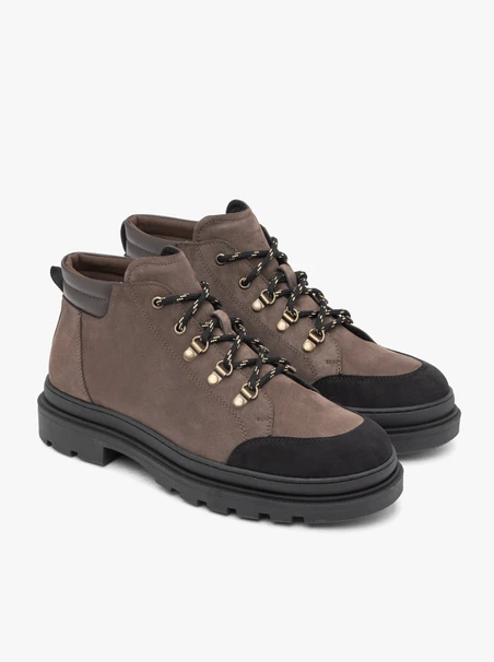 Graue und schwarze Stiefel im Trekking-Stil