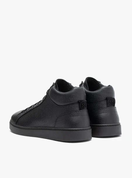 Schwarze Sportschuhe