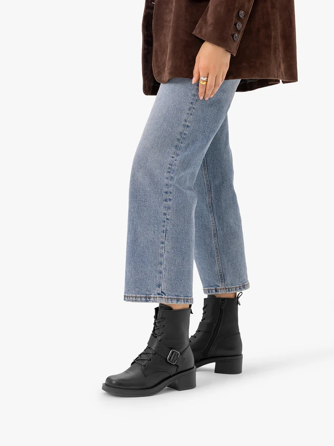 Schwarze Schnallenstiefel