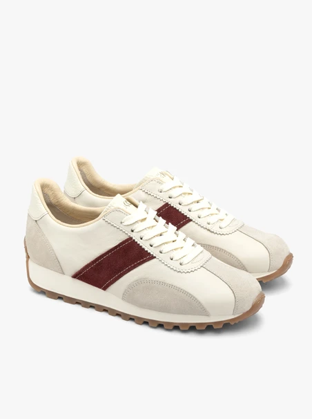 Cremefarbene Sportschuhe mit burgunderrotem Streifen