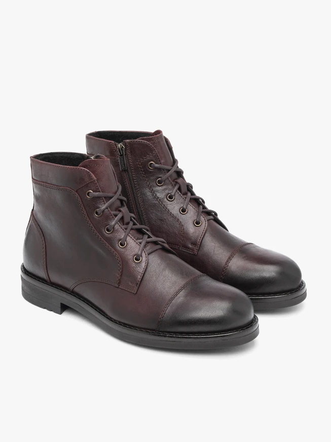 Kastanienbraune isolierte Stiefel