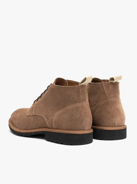 Sandfarbene Schnürstiefel