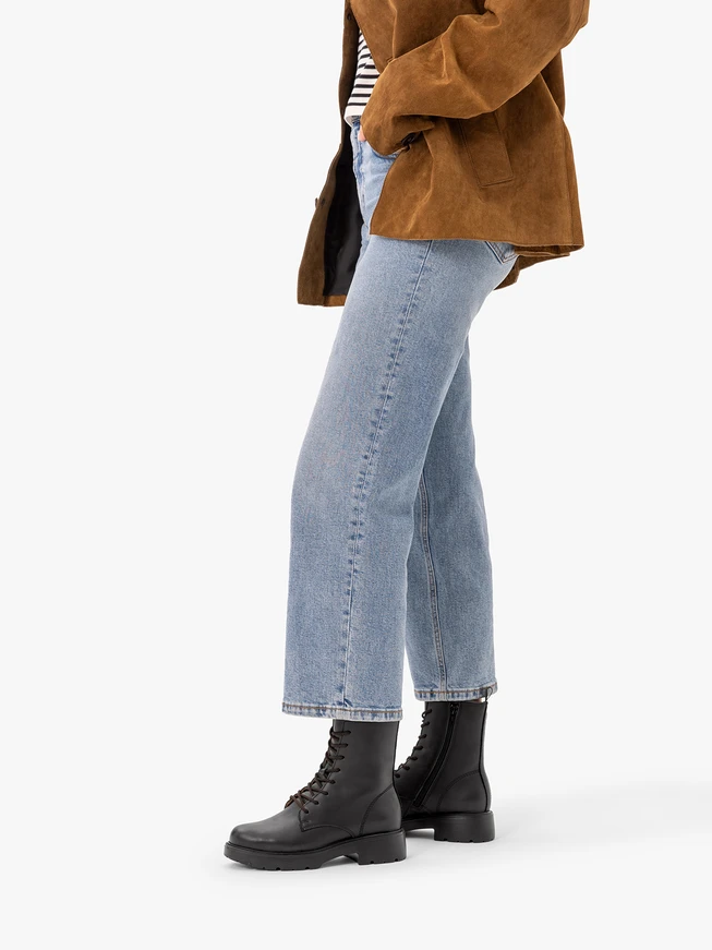 Schwarz genarbte Lederstiefel