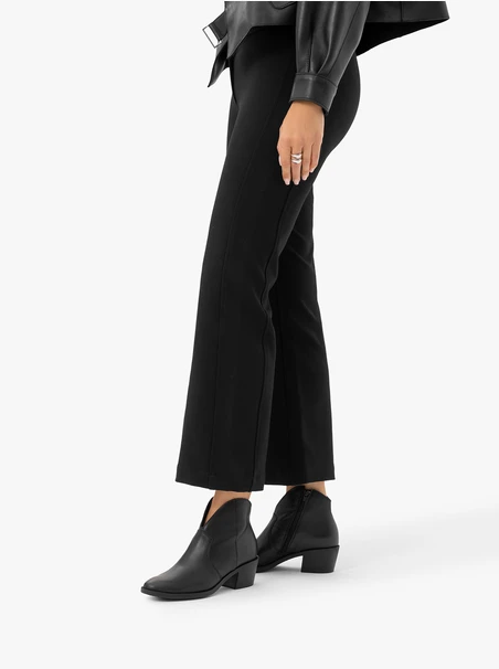 Schwarze Stiefeletten im Cowboy-Stil