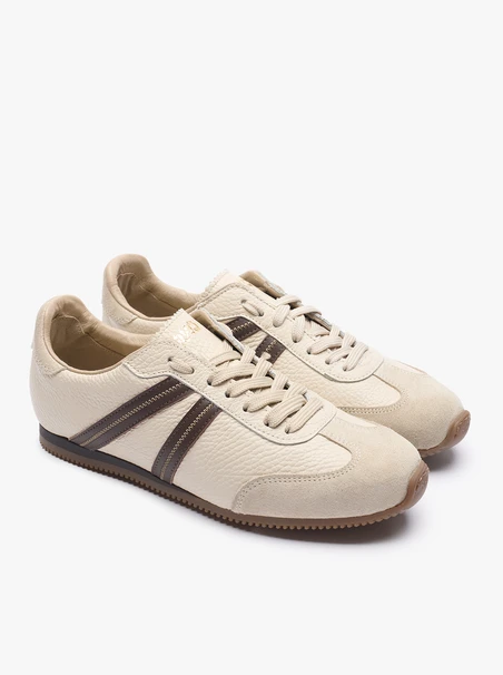 Cremefarbene Sporthalbschuhe mit braunem Riemen