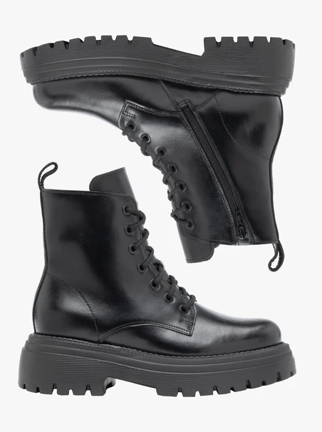 Schwarze Wanderschuhe mit dicker Sohle