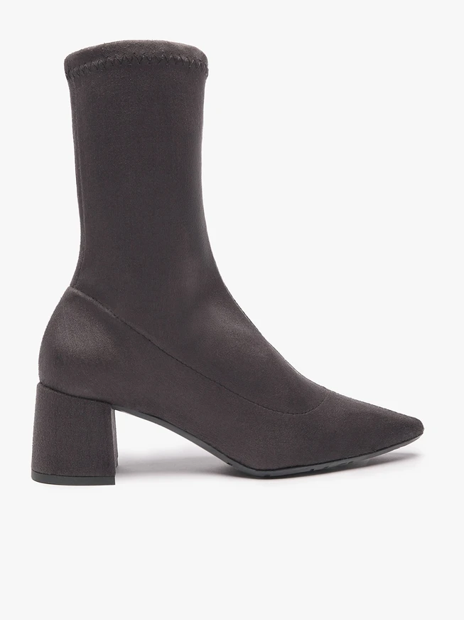 Graue, elastische Stiefeletten, die über dem Knöchel enden