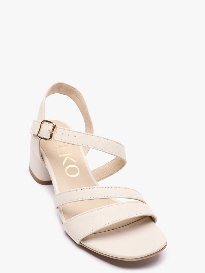 Cremefarbene Riemchensandalen
