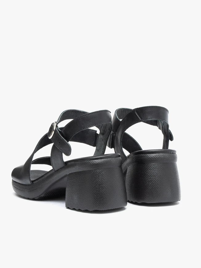 Schwarze Sandalen aus genarbtem Leder