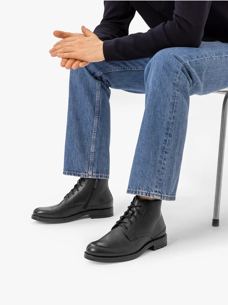 Schwarz genarbte Lederstiefel