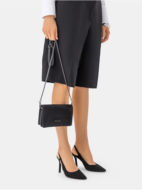 Schwarze kleine Handtasche mit Kette
