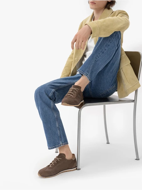 Braune und graue Schnürsneakers