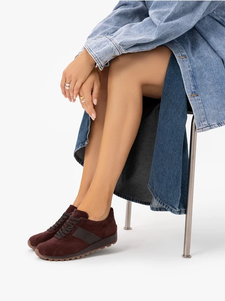Burgunderrote Halbschuhe aus Veloursleder