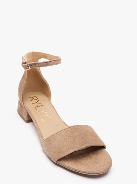 Hellbraune Sandalen mit Schnallen