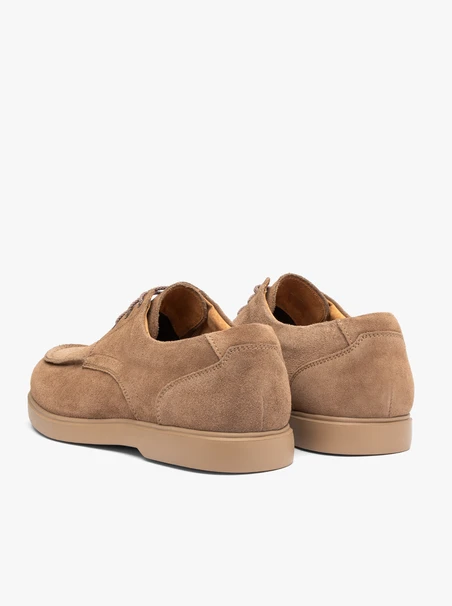 Halbschuhe aus hellbraunem Veloursleder