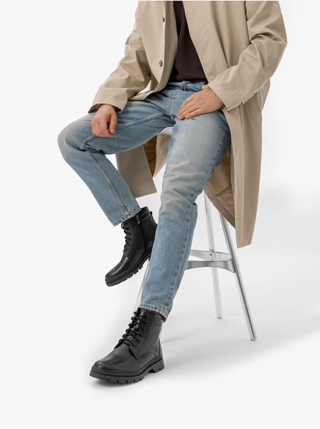 Schwarz genarbte Lederstiefel