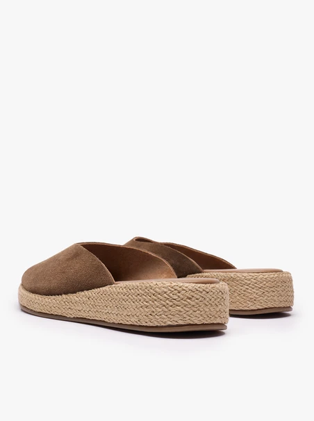 Braune Einbau-Flip-Flops aus Veloursleder