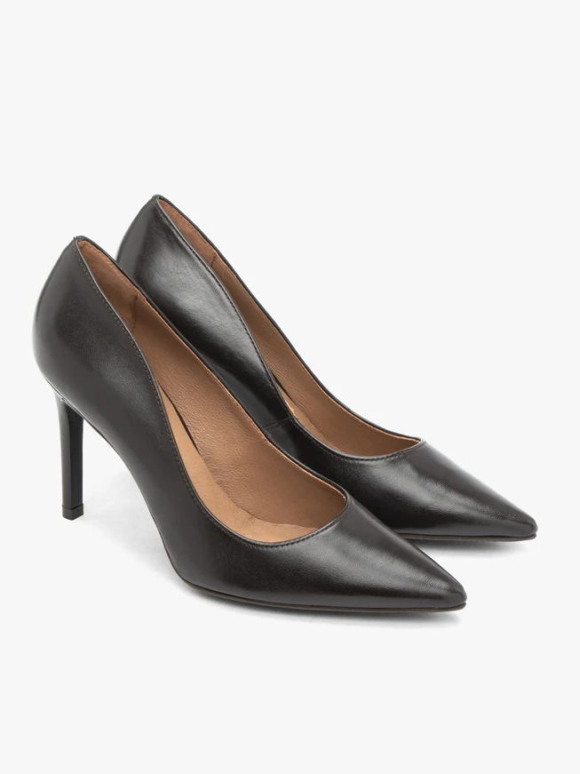 Dunkelbraune Pumps mit Absatz aus genarbtem Leder