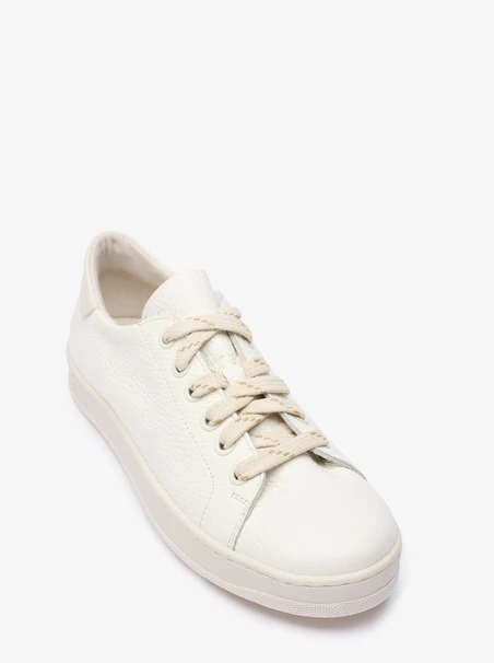 Cremefarbene Turnschuhe aus genarbtem Leder
