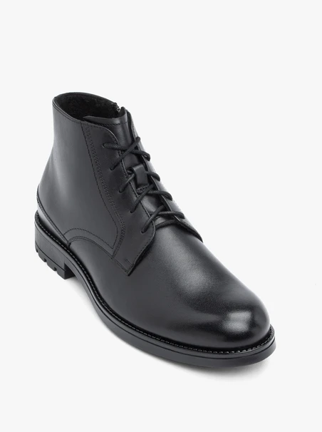 Schwarz genarbte Lederstiefel