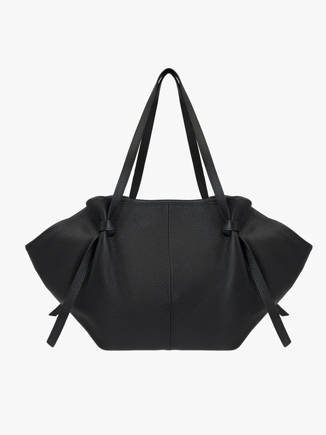 Schwarze Handtasche mit einer einzigartigen Form