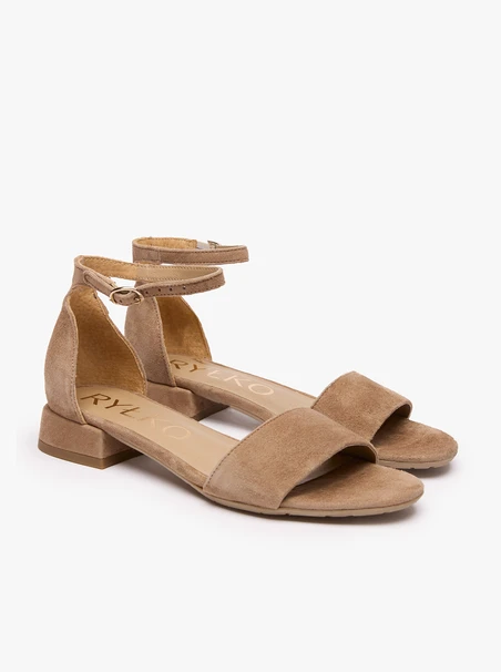 Hellbraune Sandalen mit Schnallen