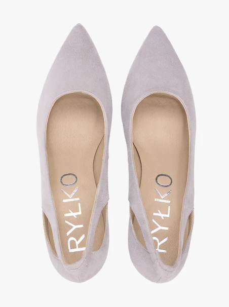 Hellgraue Stiletto-Pumps mit Ausschnitt