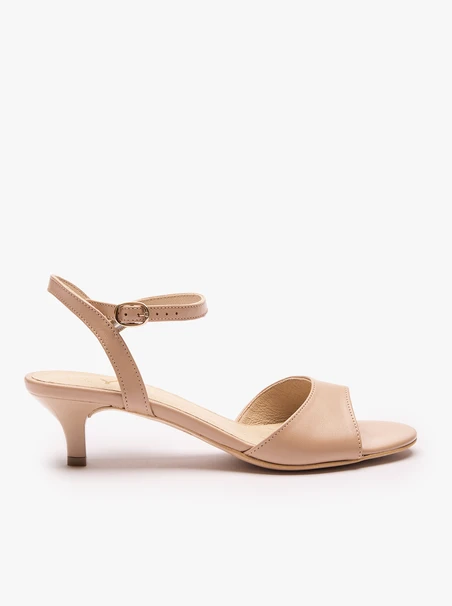 Beigefarbene hochhackige Sandalen