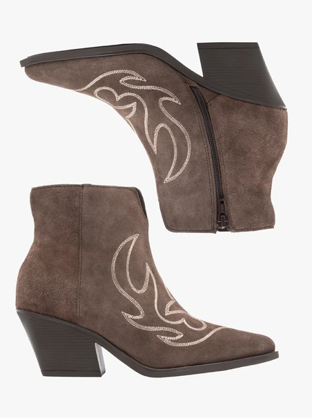 Braune Cowboy-Stiefeletten mit Ziernähten