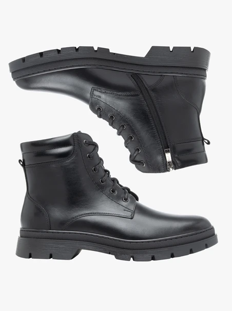 Schwarz genarbte Lederstiefel