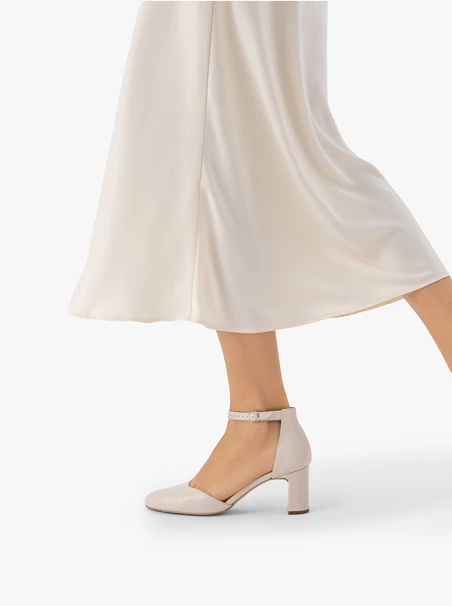 Cremefarbene Pumps aus Leder für die Braut