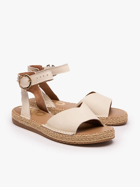 Flache Sandalen in Creme
