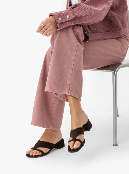 Dunkelbraune Veloursleder-Flip-Flops