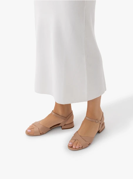 Beigefarbene Sandalen aus genarbtem Leder