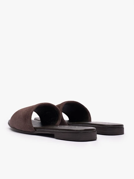 Flache Flip-Flops aus braunem Veloursleder