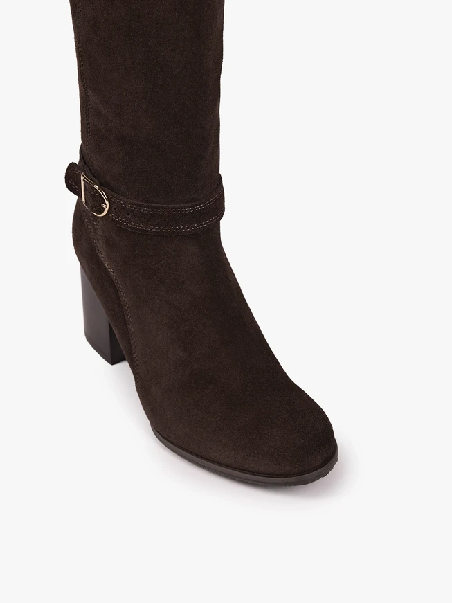 Dunkelbraune Stiefel mit Schnalle am Schaft