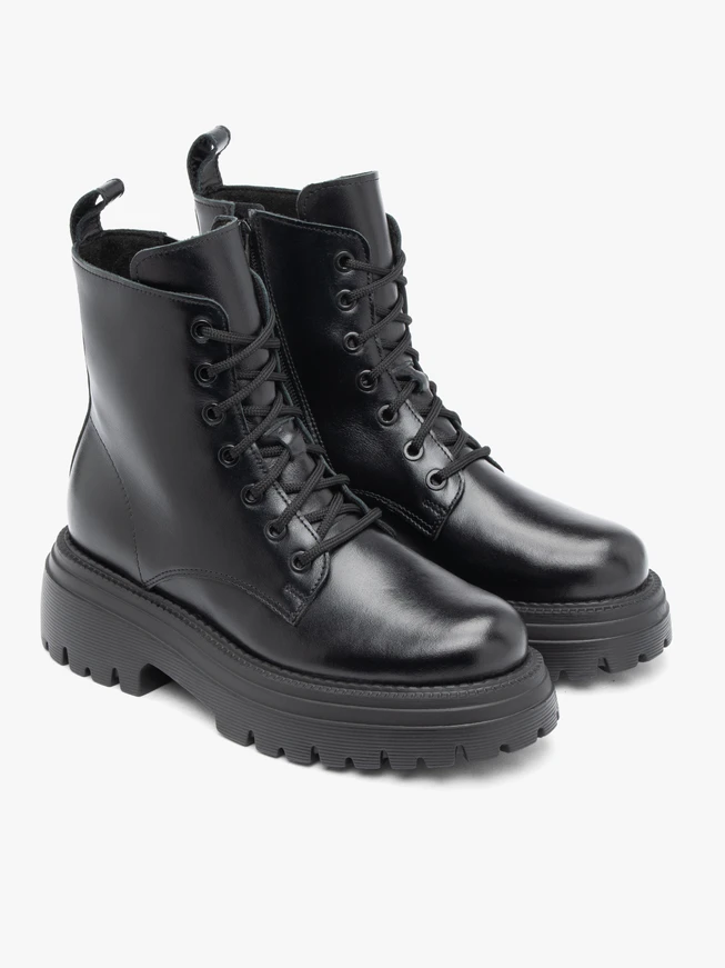 Schwarze Wanderschuhe mit dicker Sohle
