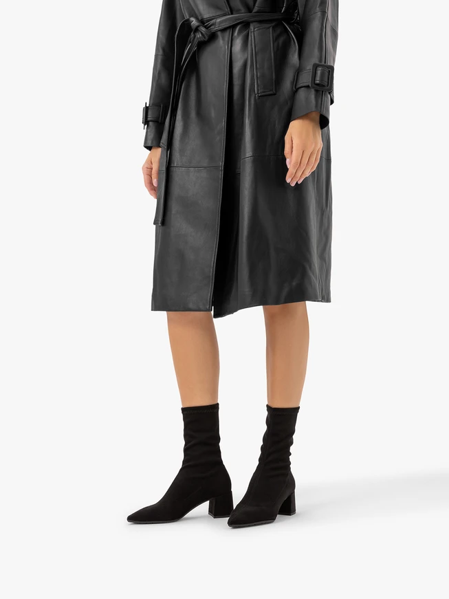 Schwarze, elastische Stiefeletten, die über dem Knöchel enden