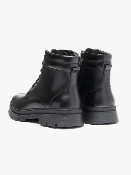 Schwarz genarbte Lederstiefel