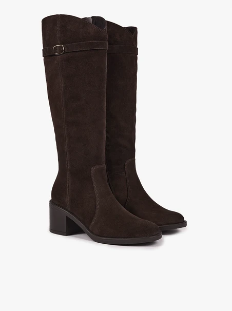 Dunkelbraune Stiefel aus Veloursleder