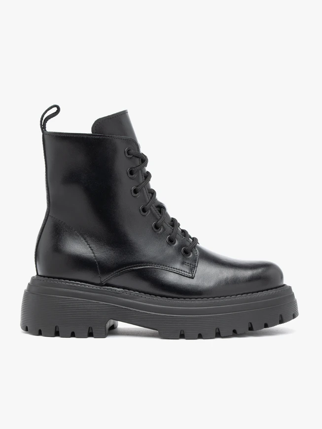 Schwarze Wanderschuhe mit dicker Sohle