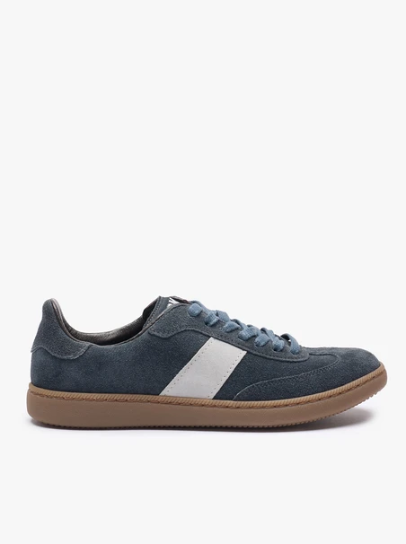 Marineblaue Sportschuhe mit einem hellblauen Streifen