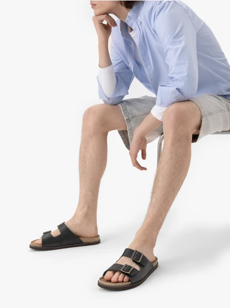 Schwarze Flip-Flops mit zwei Riemen