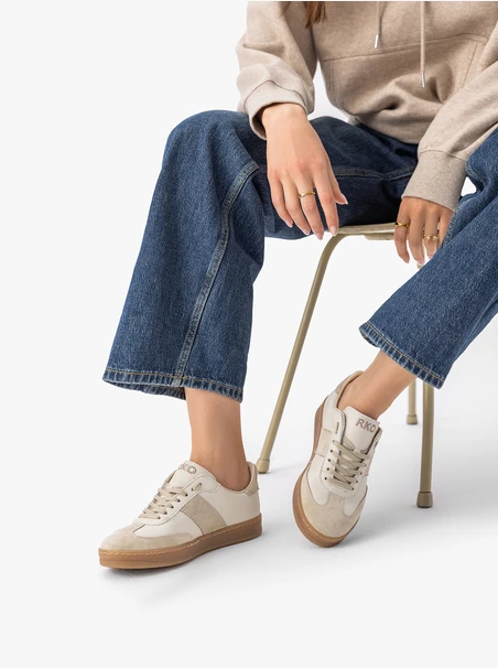 Cremefarbene Sporthalbschuhe zum Schnüren